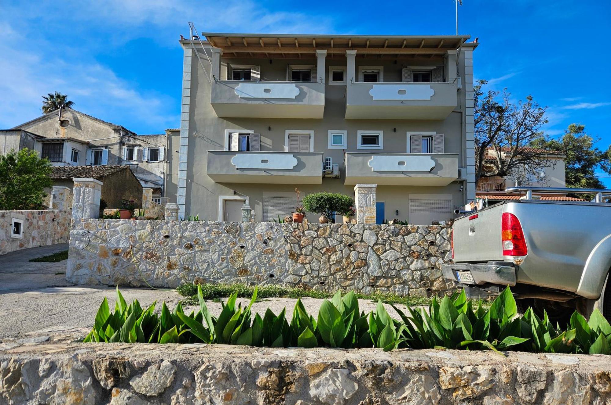 Grey Luxury House Apartment Ipsos Exterior photo